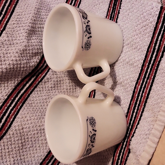 Vintage Corelle Corning Old Town Blue Onion coffee mugs - Picture 2 of 4